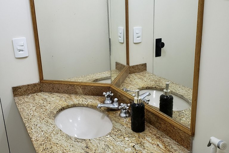 Flat 01 Quadra Praia Pitangueiras Cap.Varam 2114